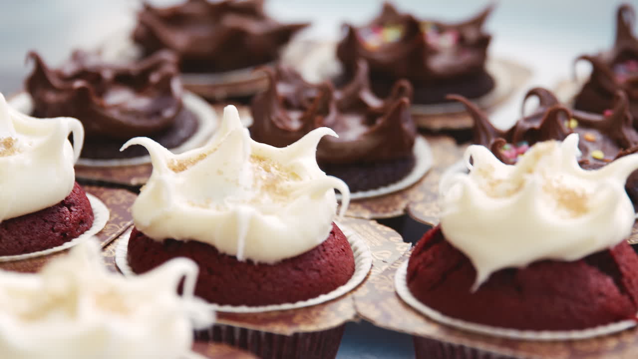 Primo piano di muffin al cioccolato glassato e red velvet