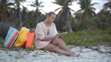 Frau-Nach-Dem-Einkaufen-Mit-Tablet-PC-Am-Strand