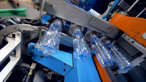 proceso de fabricación en una planta de agua embotellada.