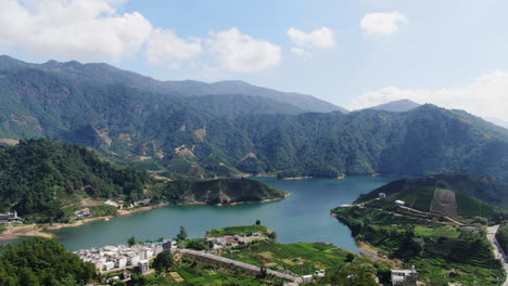 paisaje montañoso de lagos con plantaciones de té