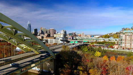 Imágenes-Cinematográficas-De-Drones-En-Ascenso-Y-Rotación-Del-Centro-De-Cincinnati-Ohio-En-El-Otoño