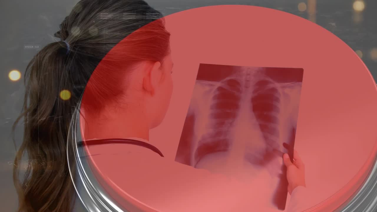 animación del tráfico nocturno en la carretera sobre una doctora caucásica con una foto de rayos x