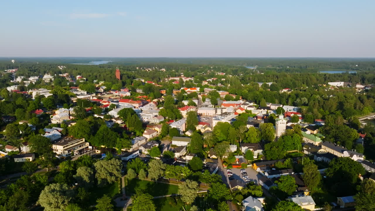 Luftsporingsopptak med utsikt over Tammisaari by, sommerkveld i Raseborg, Finland