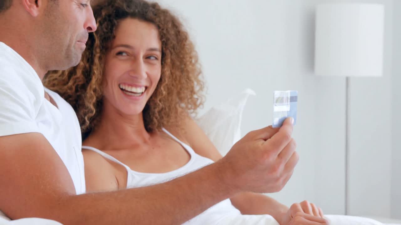 pareja feliz gastando dinero en internet