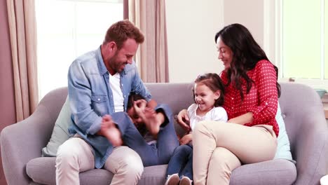 Glückliche-Familie,-Die-Auf-Dem-Sofa-Kitzelt