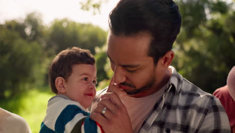 Padre,-Parque-Y-Niño-Con-Amor