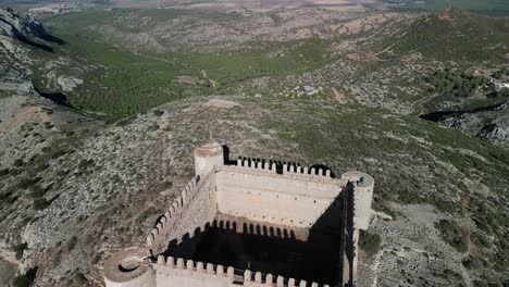 el castillo de montgrí se encuentra en torroella de montgrí, región de baix empordà, en la costa brava, provincia de girona.