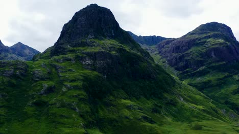 Vista-Aérea-Drone-Shot-of-The-Three-Sisters-in-Glen-Coe,-Scotland-01