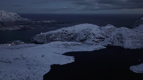 Vista-Aérea-Del-Hermoso-Paisaje-De-La-Montaña-Nevada-De-Noruega-Durante-El-Invierno