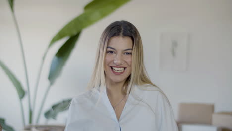 encantadora chica caucásica sonriendo al frente