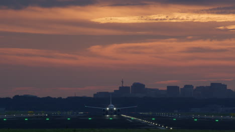 aterrizaje del avión al atardecer