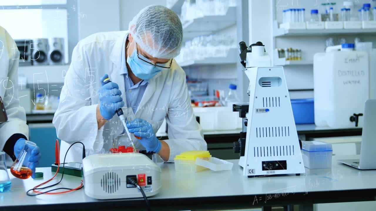 animación de ecuaciones matemáticas sobre un grupo de científicos diversos en el laboratorio