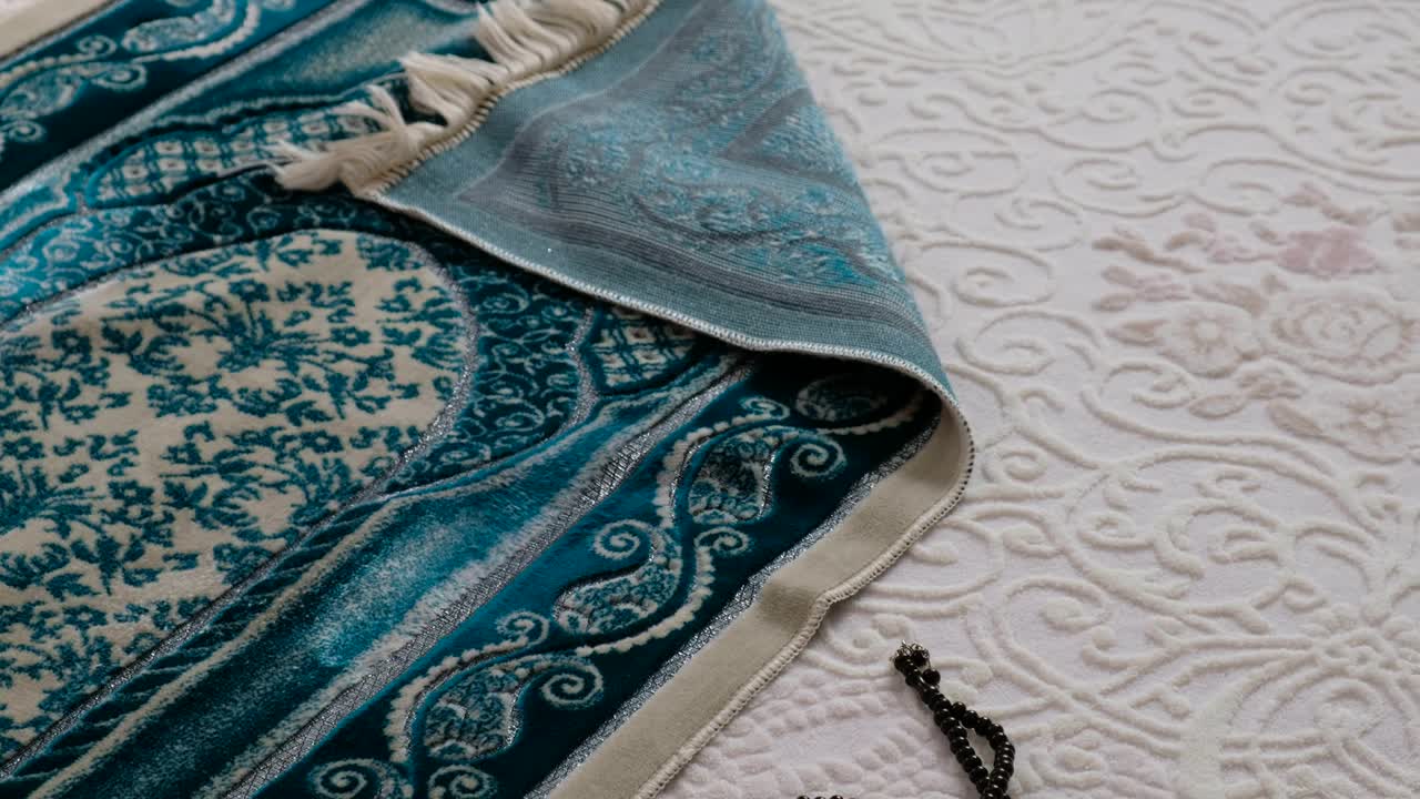 las alfombras de oración colocadas en la alfombra, y las alfombras de oración islámicas,