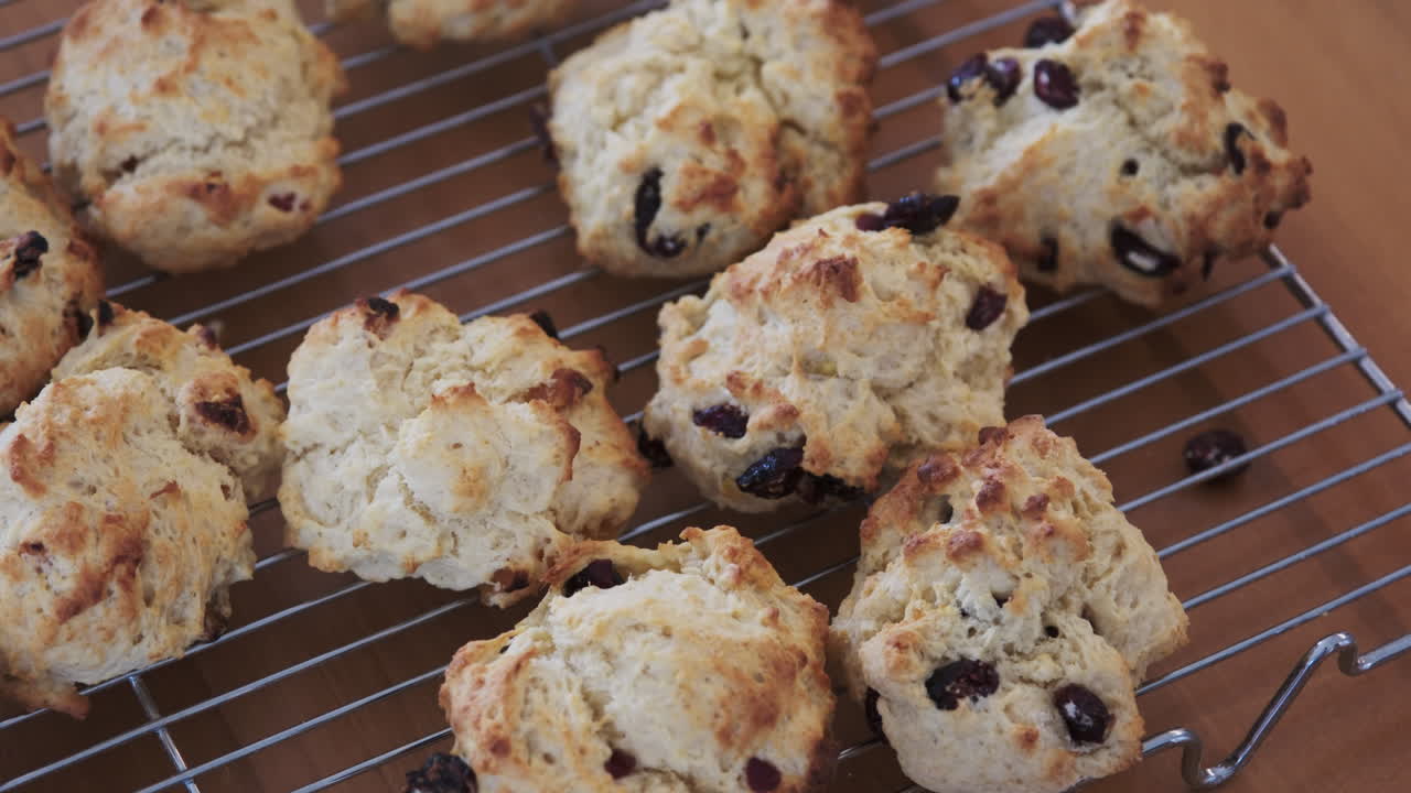 Scones caldi appena sfornati, che si raffreddano su un vassoio di metallo