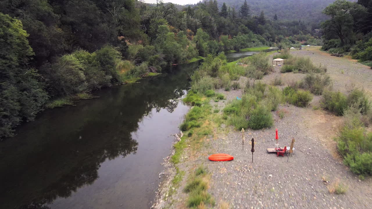 orilla del río con instalaciones para picnic en la popular zona de recreación y ocio