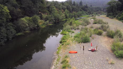 Orilla-Del-Río-Con-Instalaciones-Para-Picnic-En-La-Popular-Zona-De-Recreación-Y-Ocio