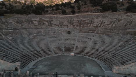 anfiteatro de bodrum en una vista aérea a la luz del día - turquía