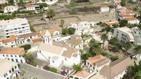 Stadt-Vila-Baleira-In-Porto-Santo-Mit-Traditionellen-Mediterranen-Gebäuden