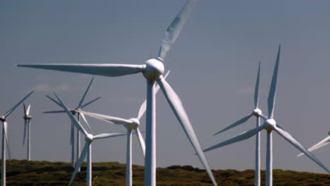 Primer-Plano-De-Enormes-Turbinas-De-Molinos-De-Viento,-Turbinas-De-Energía-De-Renovación-Eólica