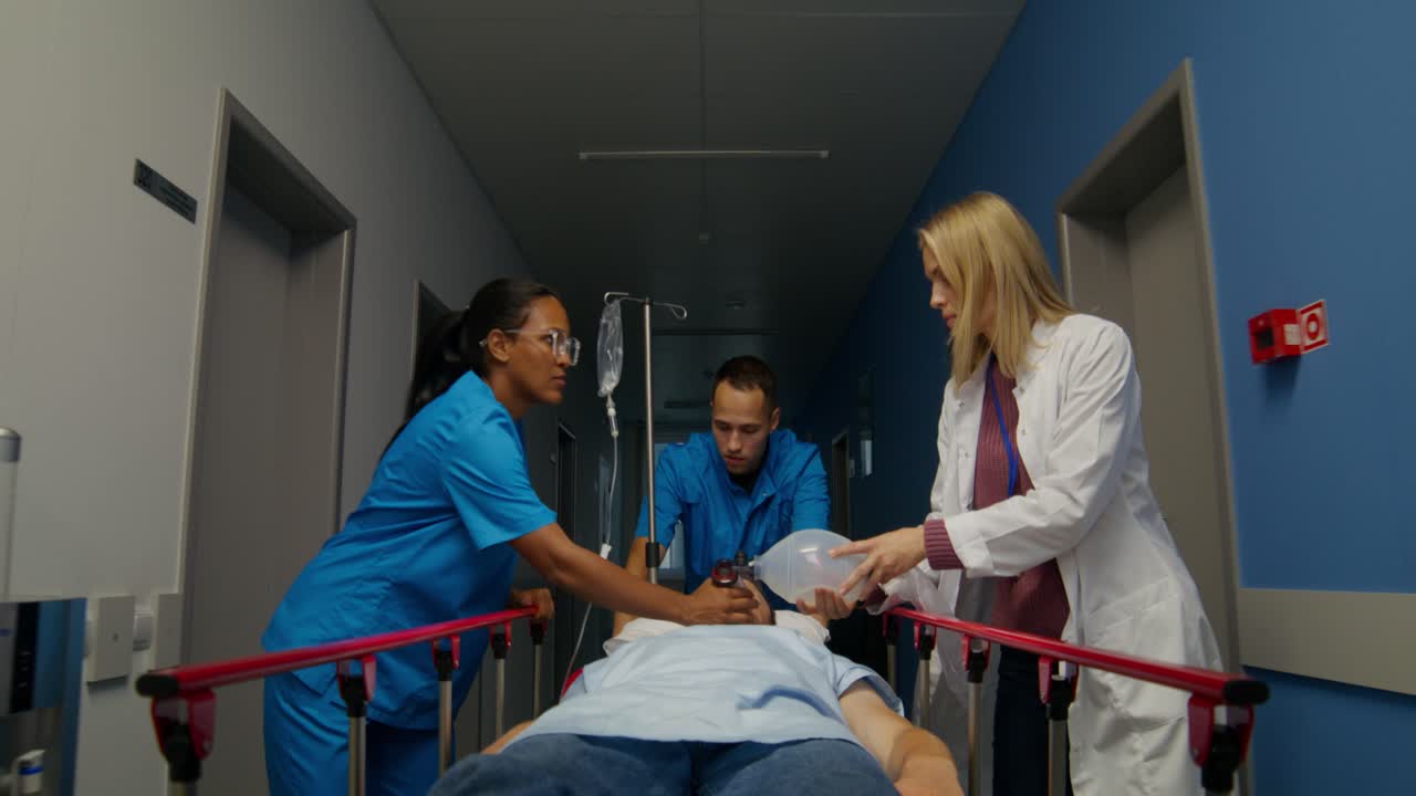 Atendimento de Emergência Médica em Corredor de Hospital