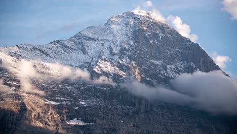 Zeitraffer-Der-Eiger-Nordwand-Im-Abendlicht-Mit-Der-Entwicklung-Von-Kumuluswolken