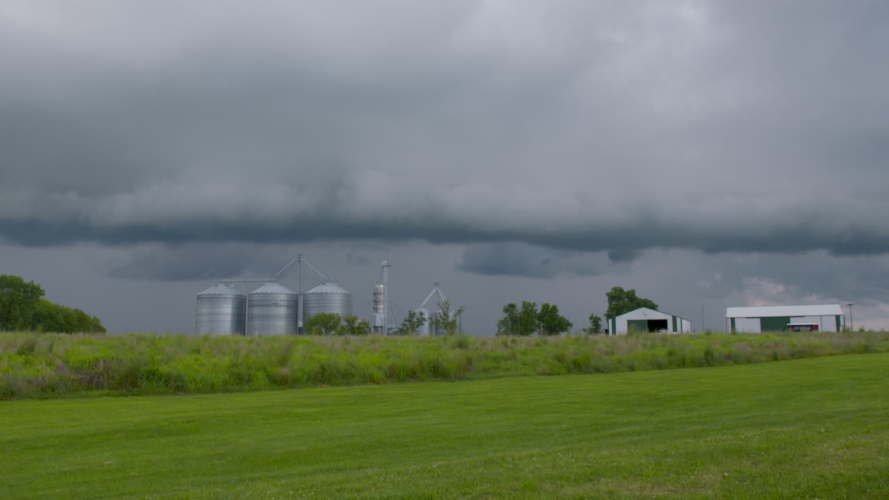 lapso de tiempo de nubes de tormenta rodando sobre una granja en el medio oeste de estados unidos