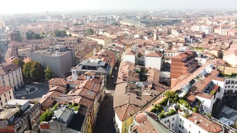 paisaje urbano de la ciudad de bérgamo en un día soleado, vista aérea de drones