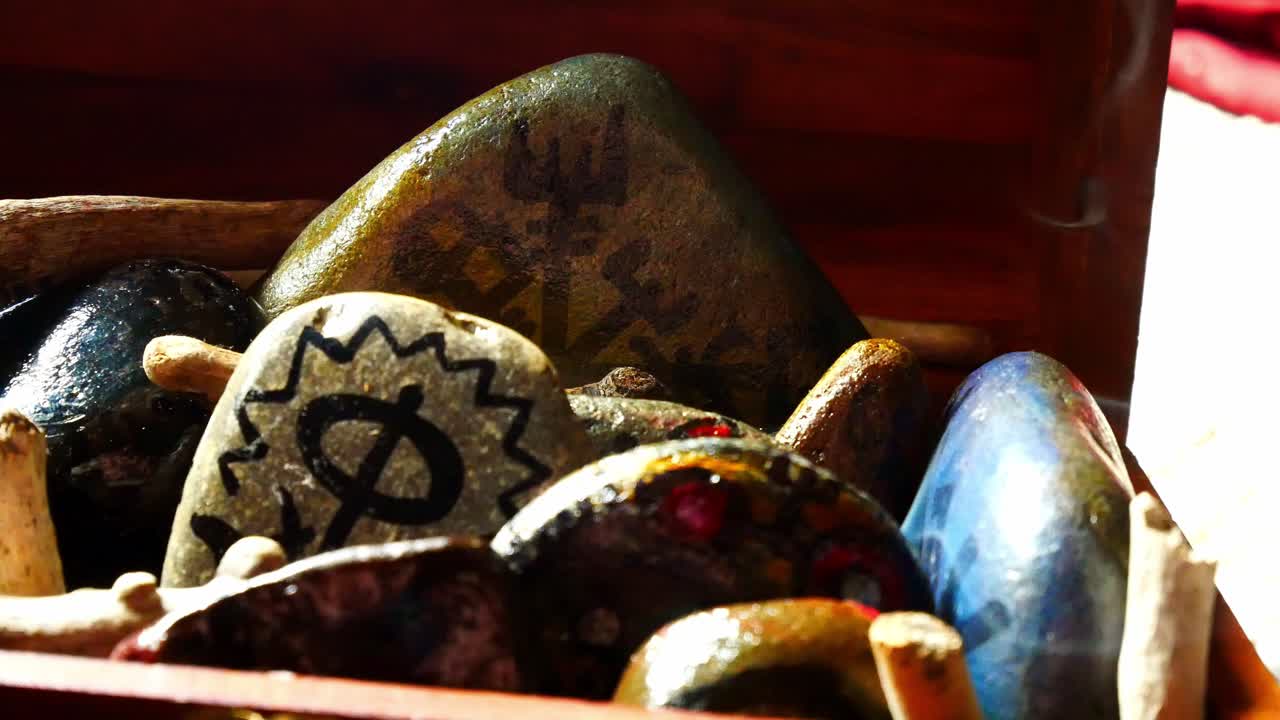 misterioso dibujo vikingo pintado piedras espirituales estampadas colorida colección de arte de hobby en caja de madera con incienso ardiente