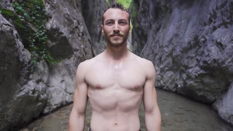 un joven deportivo en el arroyo en el cañón.