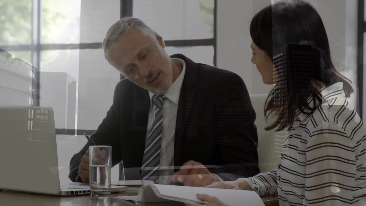 Animazione di un paesaggio urbano su diversi professionisti che lavorano in ufficio.
