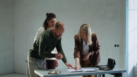 business meeting and contract signing in new construction