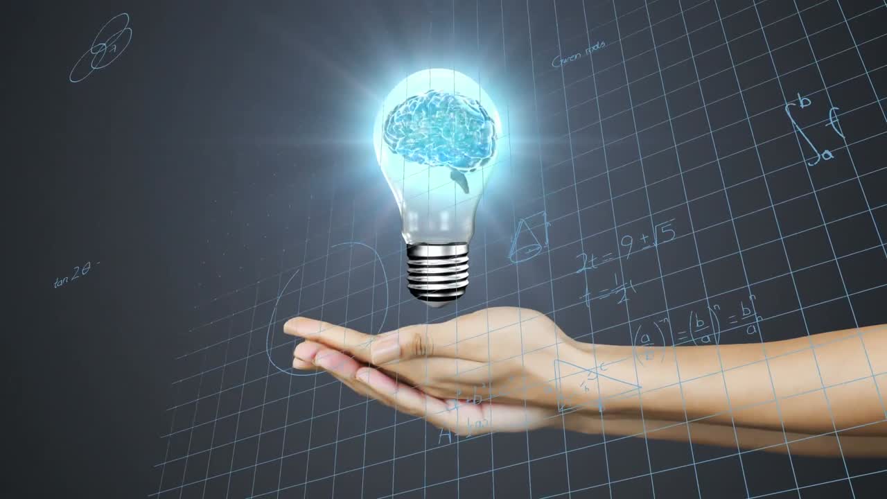 animación de cerebro giratorio dentro de un icono de bombilla sobre manos cubertas y ecuaciones matemáticas.