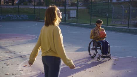 amigos jugando al baloncesto en la cancha de baloncesto al aire libre.