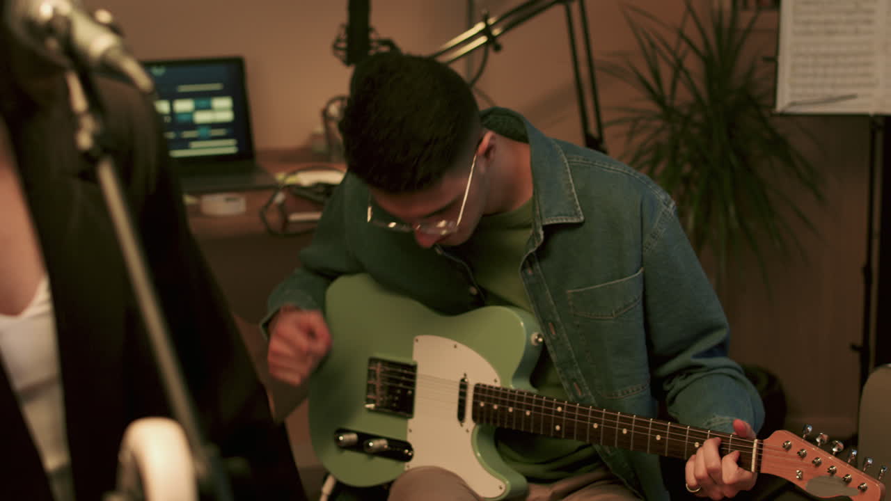 друзья репетируют в помещении