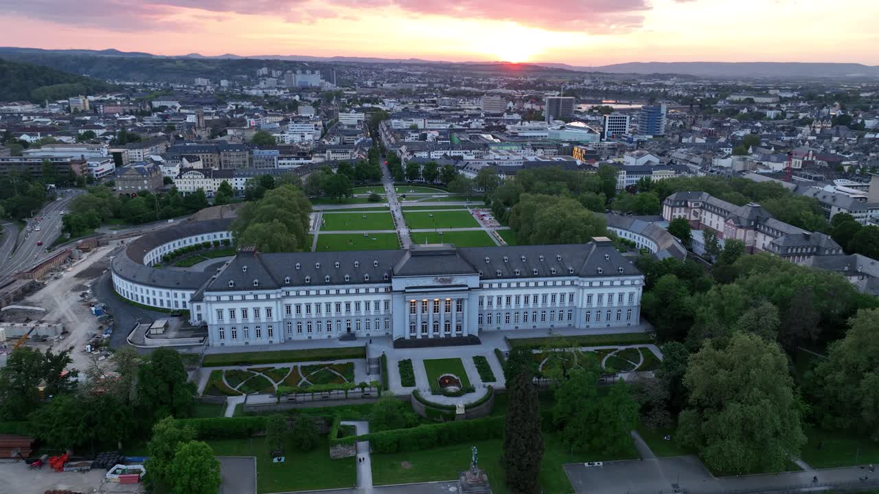 독일 코블렌츠의 선거 궁전, 라인 강을 따라 해가 지는 동안 도시의 상징적인 건물의 공중 조류의 시각