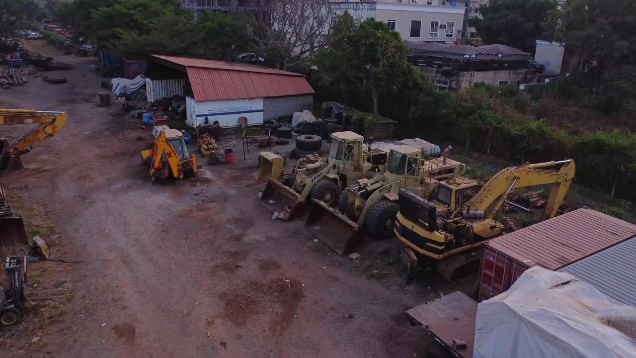 Hermoso picado de topadoras y excavadoras estacionadas en un patio de trabajo en Abuya, Nigeria.