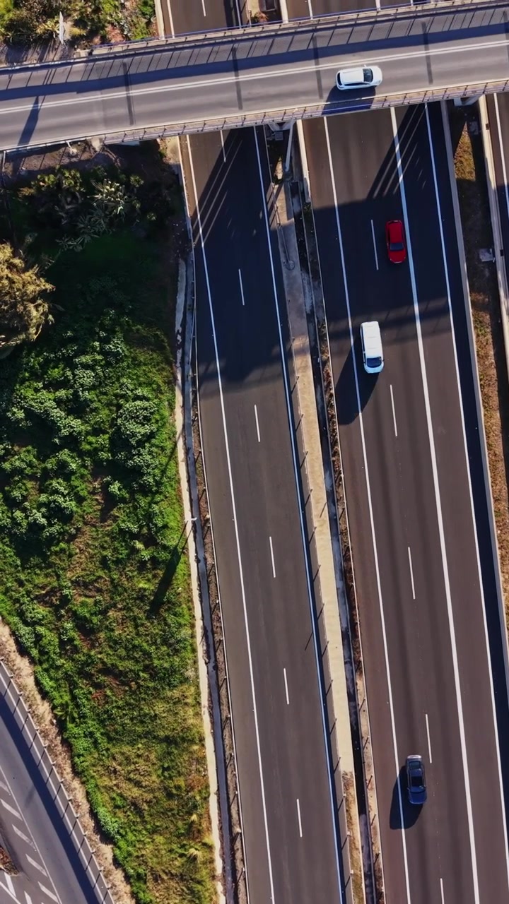 El tráfico fluye por las autopistas en España durante las horas diurnas