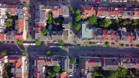 Vista-De-Arriba-Hacia-Abajo-Sobre-Tejados-Y-Calles-En-Bremen,-Alemania---Toma-Aérea-De-Drones