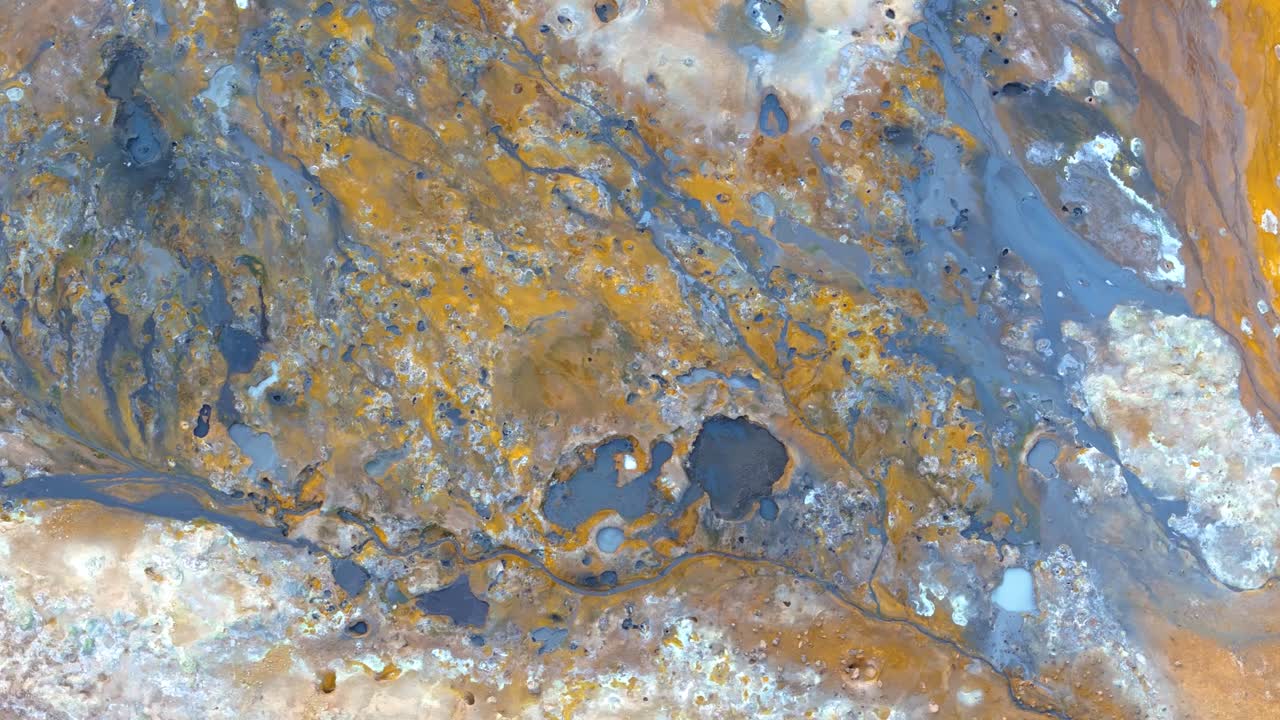 아이슬란드 의 계곡 에 있는 천연 황 광산 에 대한 공중 촬영