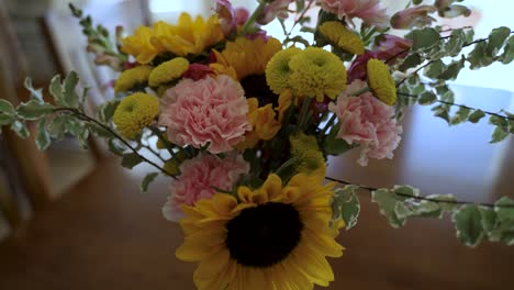 ramo de flores en un jarrón girando sobre una mesa