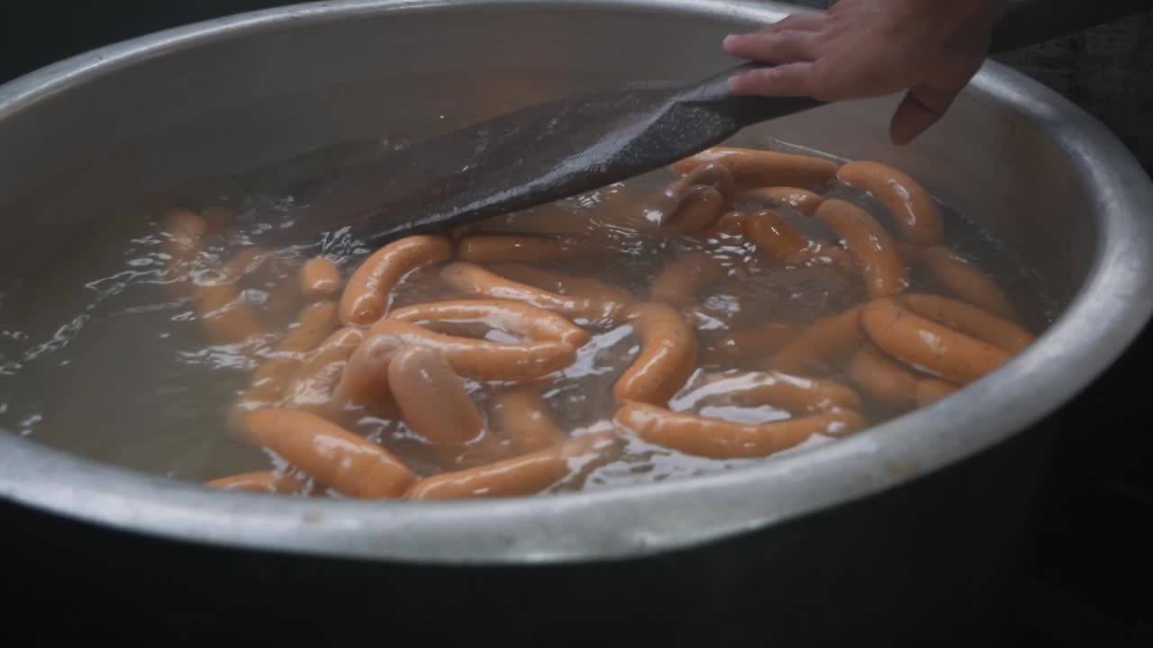 소시지 고기 가공 공장 생산 수제 훈제 삶은 랩 다진 고기 향신료 슬로우 모션