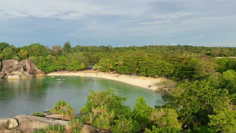 位於熱帶地區的tanjung tinggi海灘的空中風景