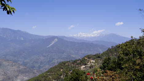 nepal, himalaya, vista rural con montañas en el fondo