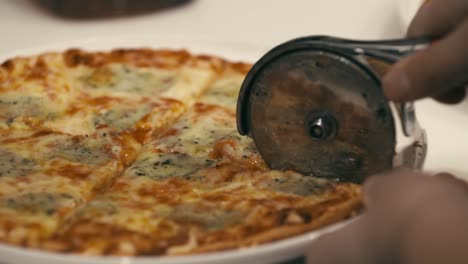 Se-Corta-Una-Pizza-Pequeña-Con-Un-Cortador-De-Pizza-Circular.