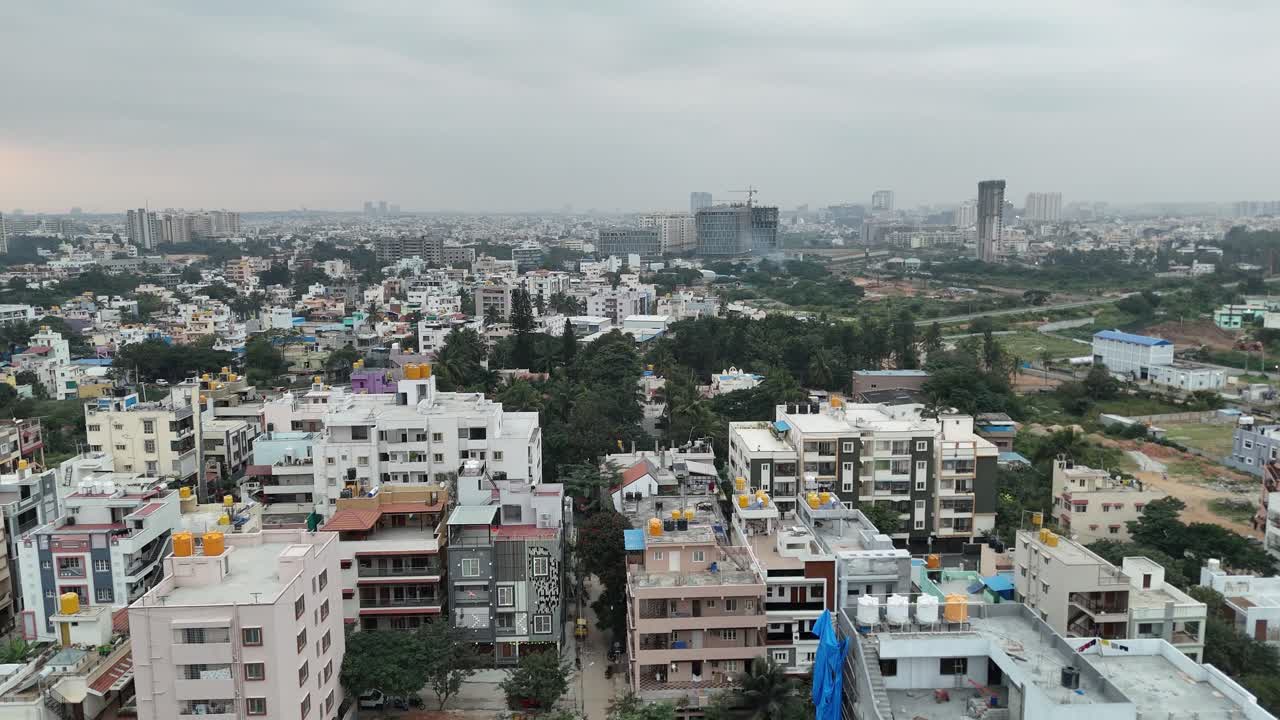 Ripresa panoramica con drone di una vivace area urbana a Bangalore, che evidenzia la sua vibrante architettura