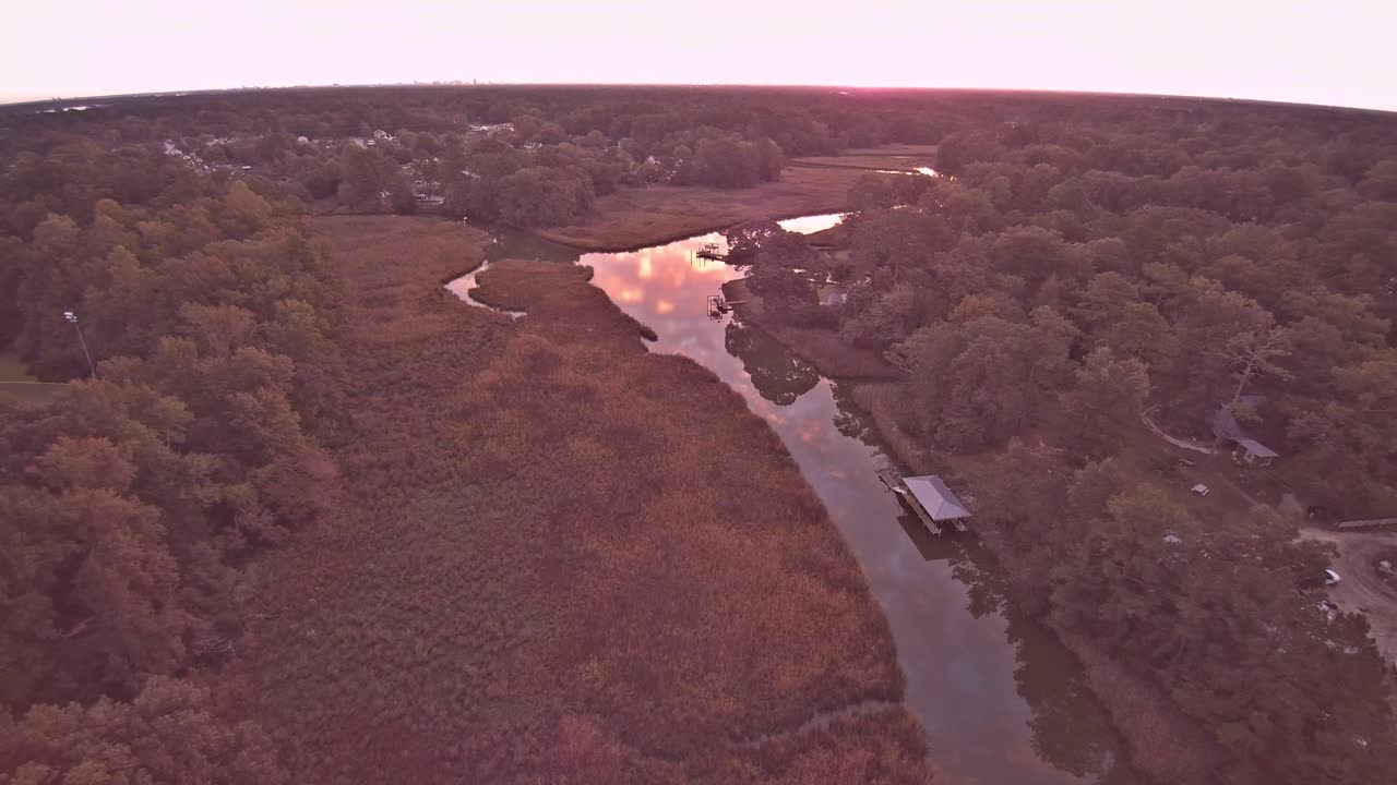 아름다운 일출은 습지 하천에 반영됩니다.