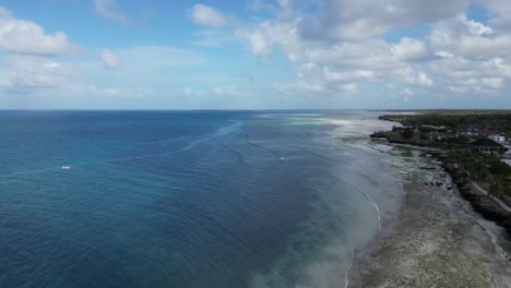 costa de la playa de kusini con un resort cerca de la pared de roca en el este de la isla de zanzíbar tanzania áfrica, toma de revelación de levantamiento aéreo