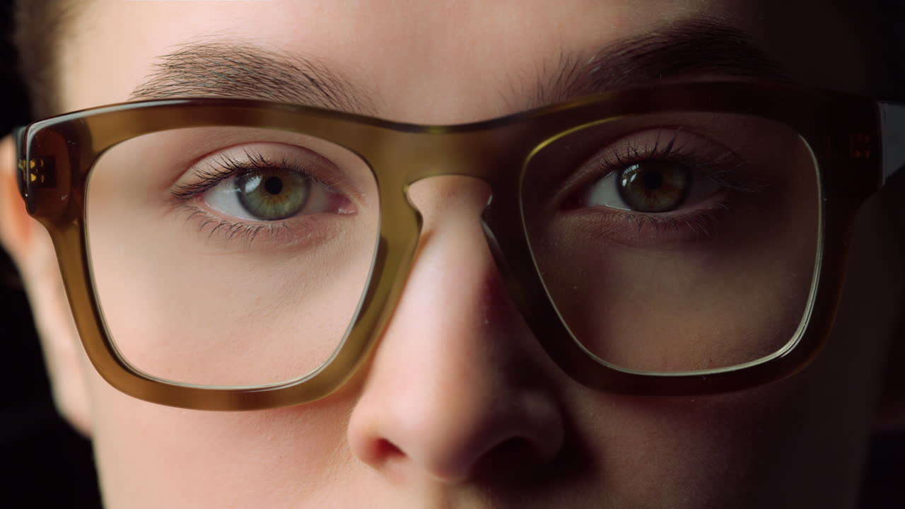 el rostro agotado de una mujer de negocios en el estudio, los ojos cansados de una trabajadora.
