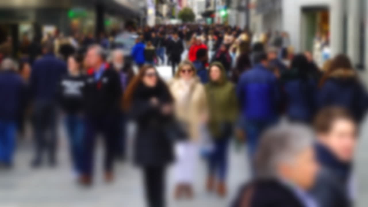 Pessoas na Rua Calle del Carmen. Madri, Espanha. Fora de foco. Lapso de tempo. Rua Calle del Carmen, perto da Praça Puerta del Sol. Lapso de tempo. Madri, Espanha.