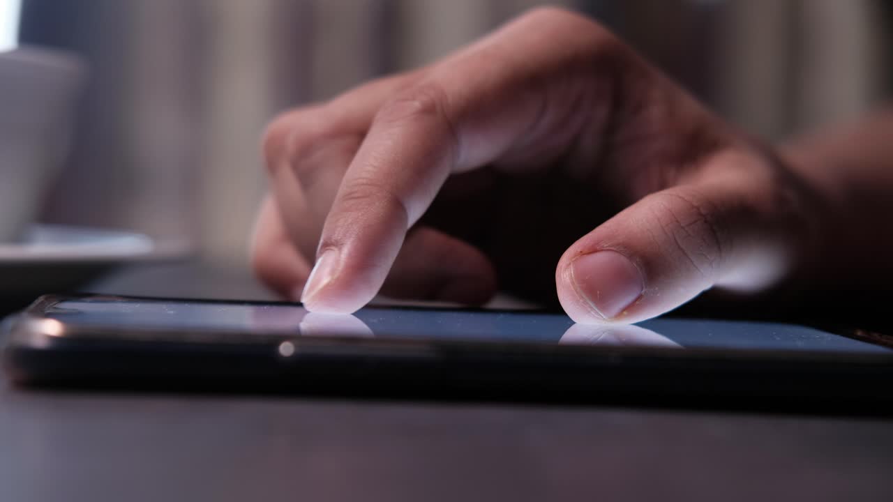 persona que utiliza un teléfono inteligente